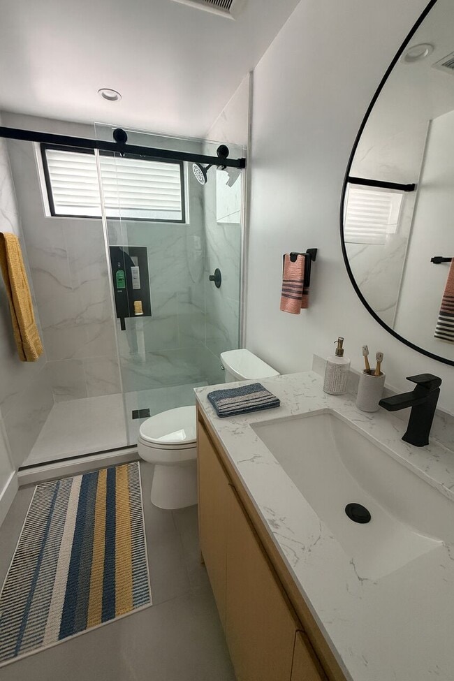 1202 W 37th Dr in Los Angeles, CA - Foto de edificio - Building Photo