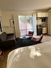 910 Benedict Canyon Dr in Beverly Hills, CA - Building Photo - Building Photo