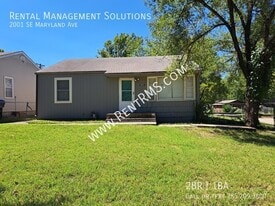 2001 SE Maryland Ave in Topeka, KS - Building Photo