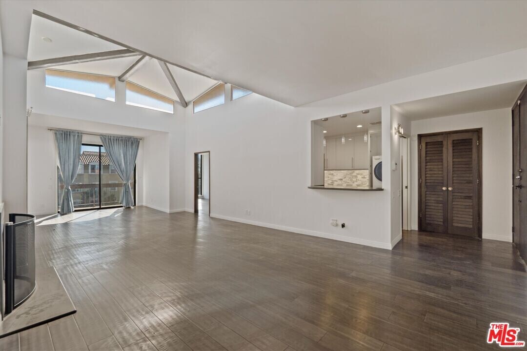 2175 S Beverly Glen Blvd in Los Angeles, CA - Building Photo