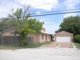 1707 E 4th St in Lampasas, TX - Building Photo