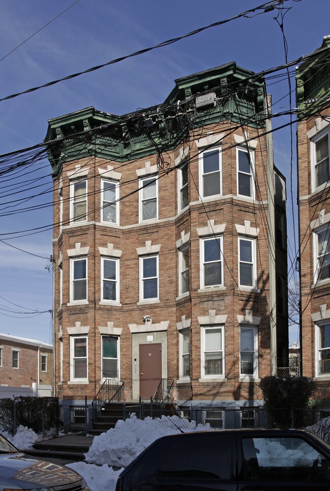 90 Bostwick Ave in Jersey City, NJ - Foto de edificio - Building Photo