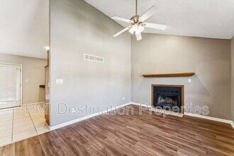 525 NE Karapat Dr in Kansas City, MO - Building Photo - Building Photo