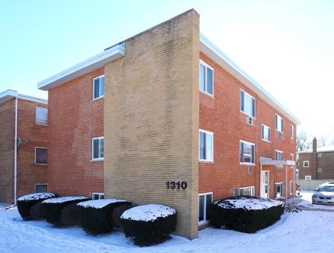 1310 E Roosevelt Rd in Wheaton, IL - Building Photo - Building Photo
