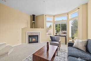 2145 NW Pacific Elm Dr in Issaquah, WA - Building Photo