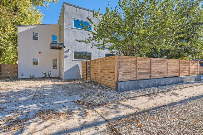 1600 Holly St in Austin, TX - Building Photo - Building Photo