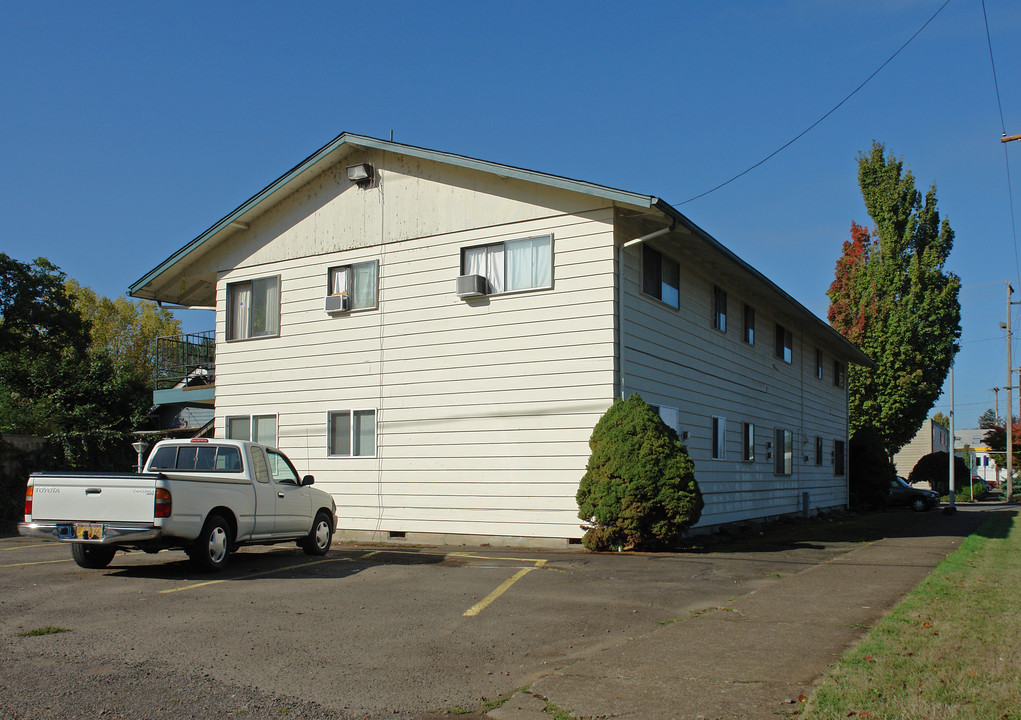 1686 Liberty St NE in Salem, OR - Building Photo