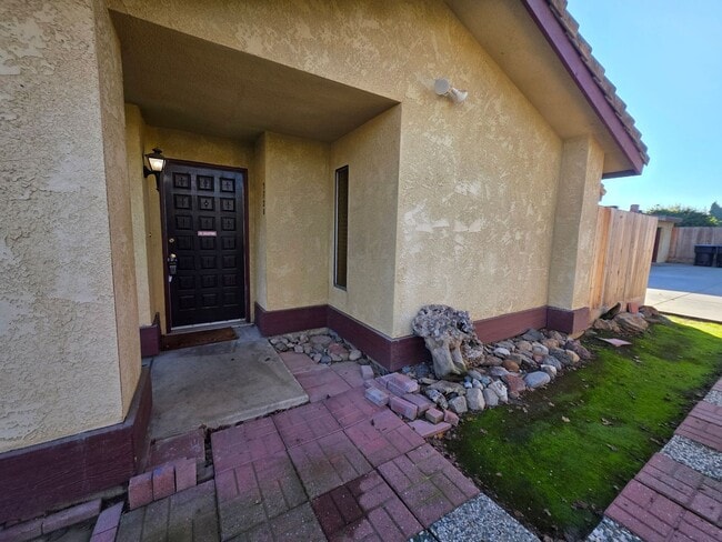 3720 W Hillsdale Ave in Visalia, CA - Foto de edificio - Building Photo