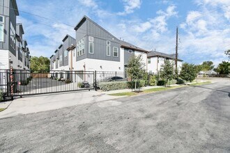 829 Emile St, Unit 506 in Houston, TX - Building Photo - Building Photo