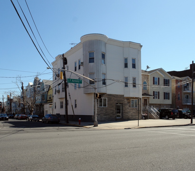 472 Jf Kennedy Blvd in Bayonne, NJ - Foto de edificio
