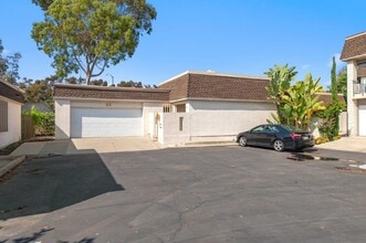 24 Queens Wreath Way in Irvine, CA - Building Photo - Building Photo