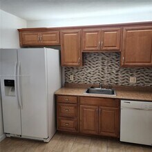 342 Lakeview Dr in Weston, FL - Building Photo - Building Photo