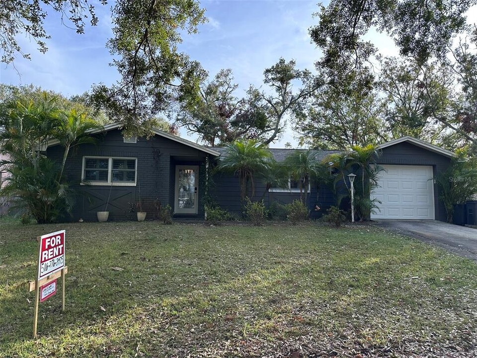 1317 Crossbow Ln in Tarpon Springs, FL - Building Photo