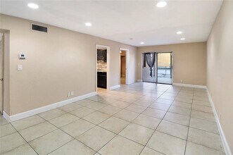 5975 NW 25th Ct in Sunrise, FL - Foto de edificio - Building Photo