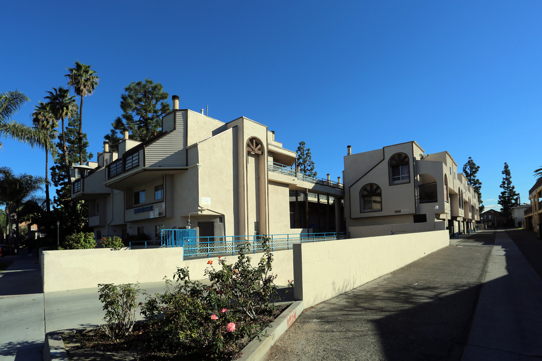 French Park Apartments in Santa Ana, CA - Building Photo