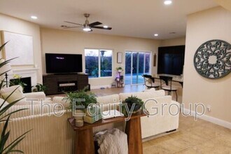 2310 W Tyler Ave in Visalia, CA - Foto de edificio - Building Photo