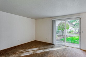 Parkmeadow Apartments in Keizer, OR - Building Photo - Building Photo