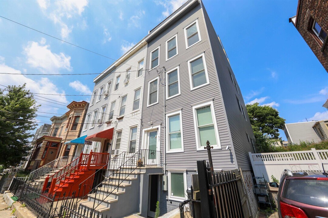 157 Sherman Ave in Jersey City, NJ - Building Photo