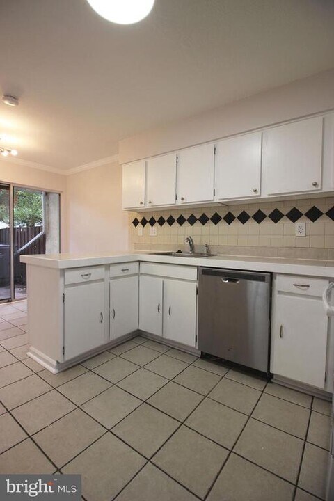 2208 Southgate Square in Reston, VA - Building Photo