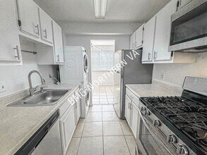 1523 Colonial Dr in Woodbridge, VA - Foto de edificio - Building Photo