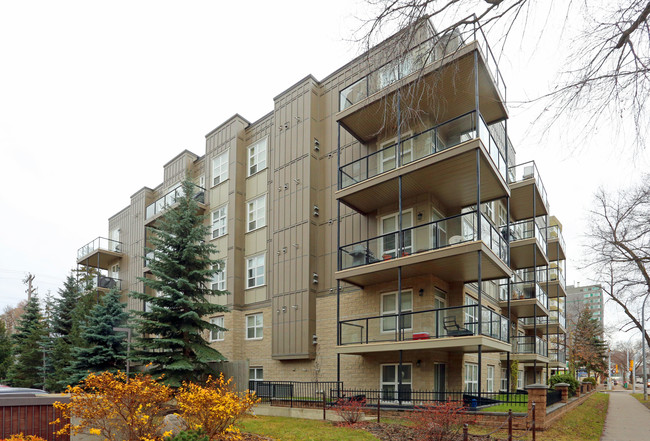 Campus Court in Edmonton, AB - Building Photo - Primary Photo