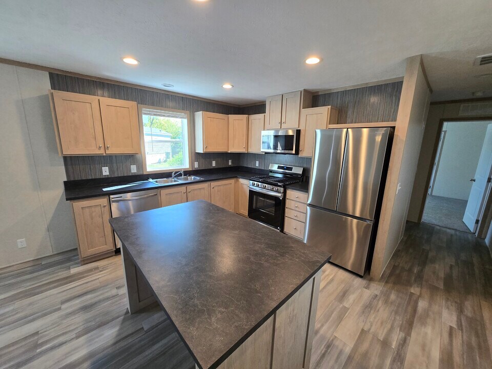 28517 S Maple in Romulus, MI - Building Photo