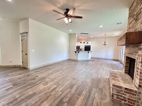 2433 Santa Monica St in Edmond, OK - Foto de edificio - Building Photo