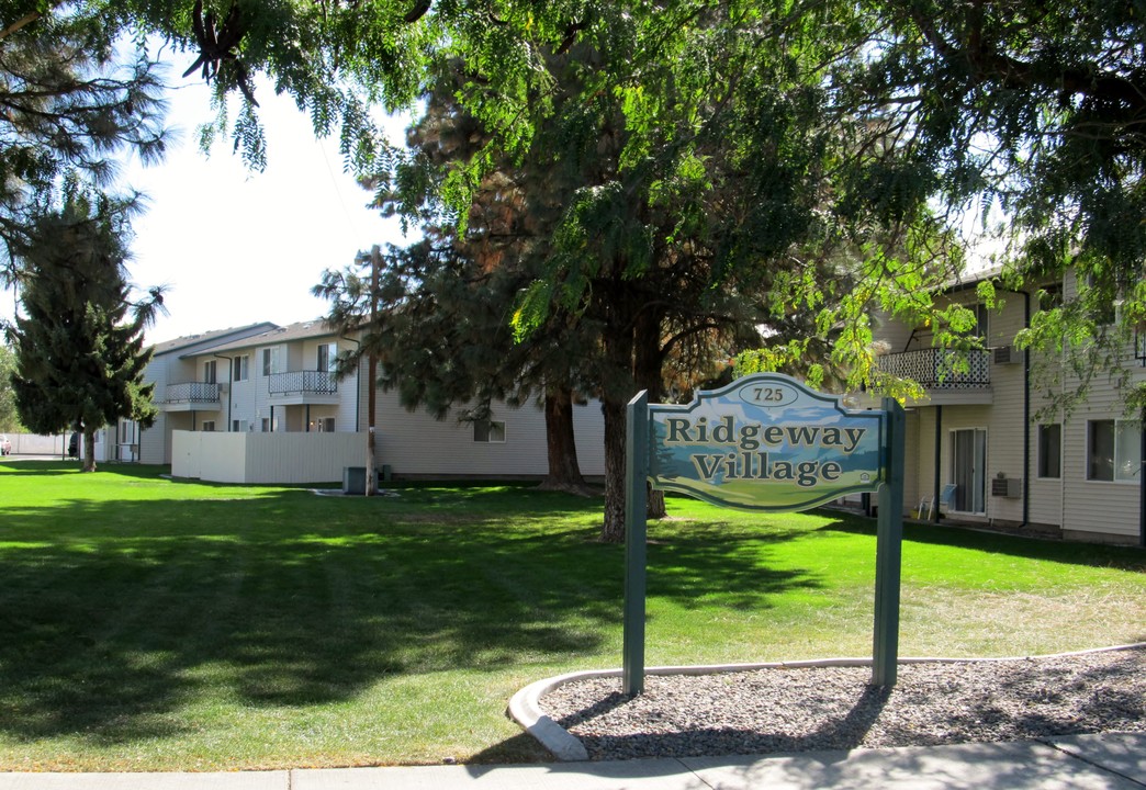 Ridgeway Village in Hermiston, OR - Foto de edificio