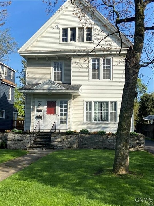 1801 James St in Syracuse, NY - Building Photo