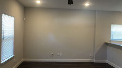 8218 Parker Rd in Houston, TX - Foto de edificio - Building Photo