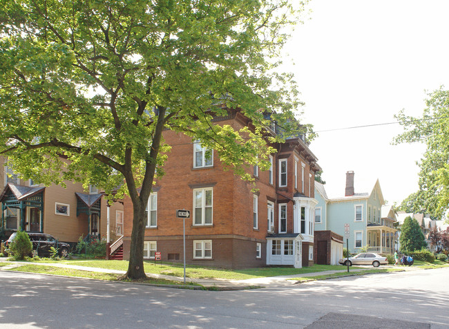 109 Montgomery St in Poughkeepsie, NY - Building Photo - Building Photo