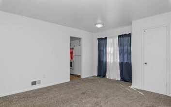 570 N 8th E in Mountain Home, ID - Building Photo - Building Photo