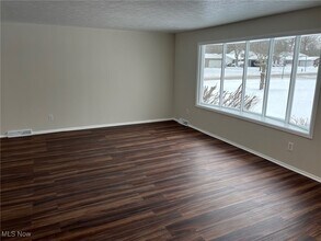 8671 Ashwood Dr in Strongsville, OH - Building Photo - Building Photo