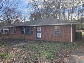 3205 Hillandale Rd NW in Huntsville, AL - Building Photo