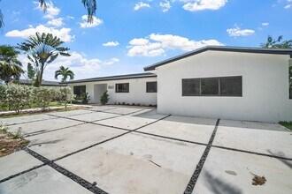 1860 NE 199th St in Miami, FL - Building Photo - Building Photo