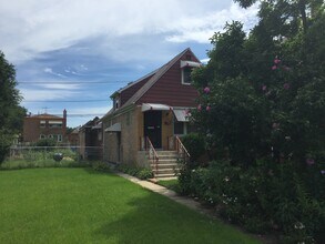 8021 S Coles Ave in Chicago, IL - Building Photo - Building Photo