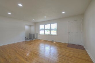 331 N Madison St in Raymore, MO - Building Photo - Building Photo