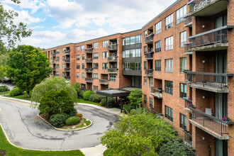 Nahanton Woods Condominiums in Newton Center, MA - Building Photo - Building Photo