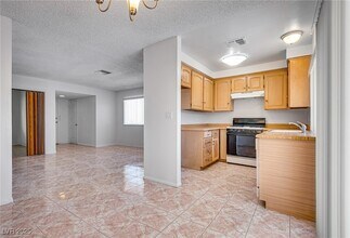 6211 Meadow Brook Ln in Las Vegas, NV - Building Photo - Building Photo