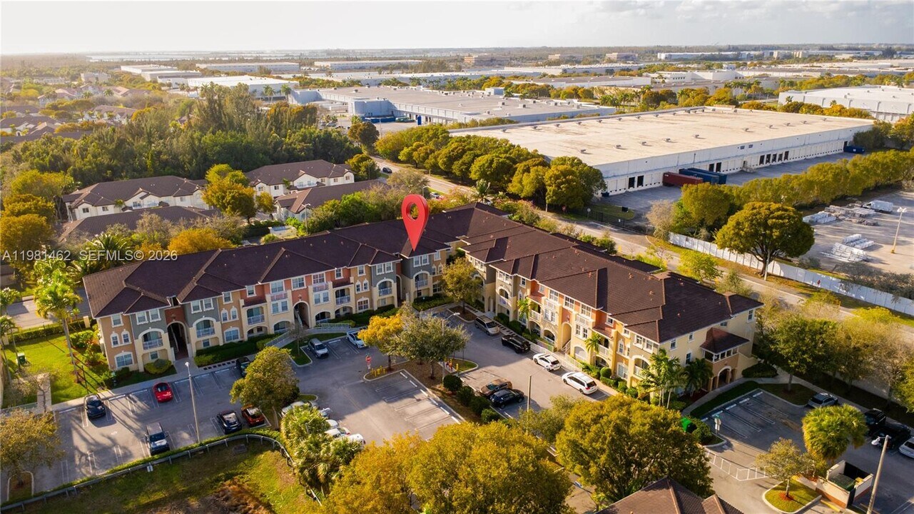 10885 NW 89th Terrace in Doral, FL - Building Photo