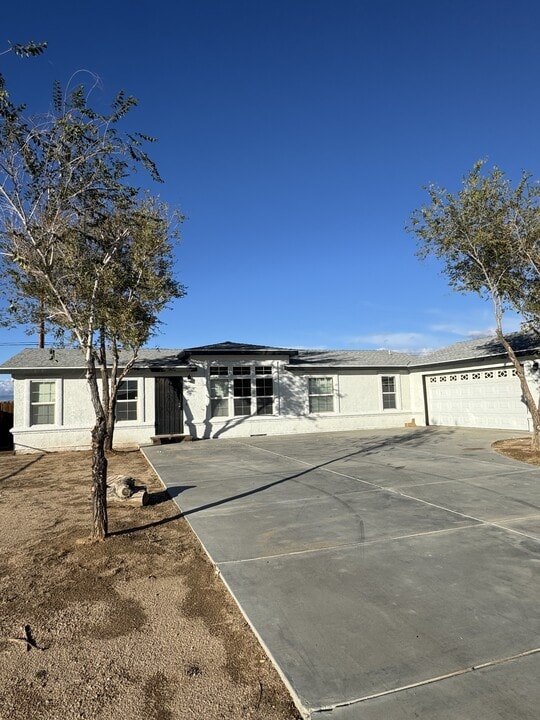 8237 Jacaranda Ave in California City, CA - Building Photo