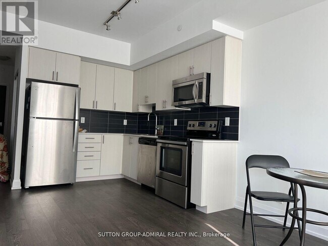 7900 Bathurst St in Vaughan, ON - Building Photo - Building Photo