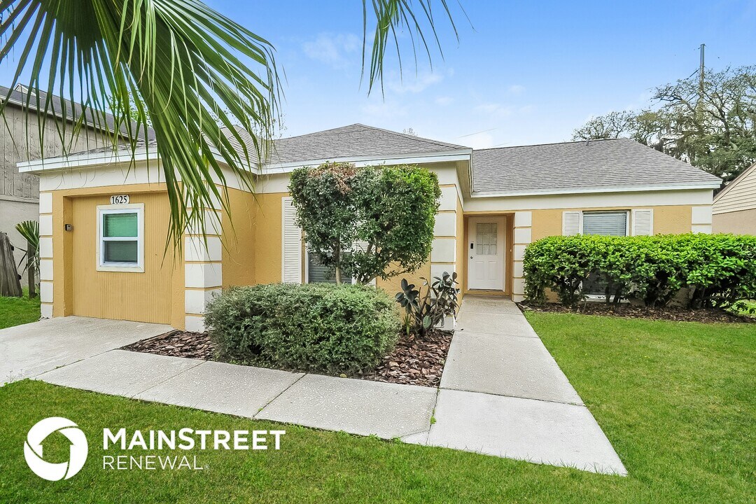 1625 Crossridge Dr in Brandon, FL - Foto de edificio