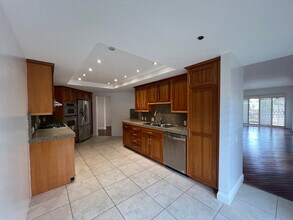 512 Esplanade, Unit 204 in Redondo Beach, CA - Foto de edificio - Building Photo