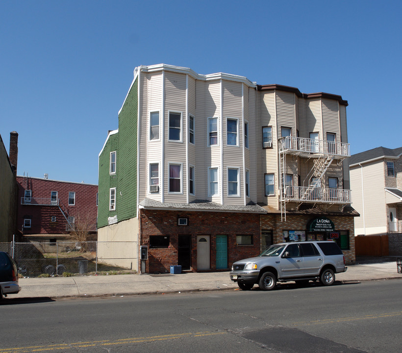 435 Avenue C in Bayonne, NJ - Building Photo