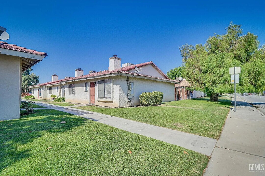 4418 White Ln in Bakersfield, CA - Building Photo