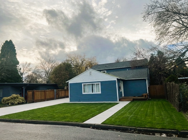 215 SW 131st Ave in Beaverton, OR - Building Photo - Building Photo