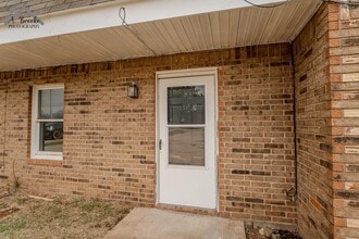 1215 N Pacific Ave in Iowa Park, TX - Building Photo - Building Photo