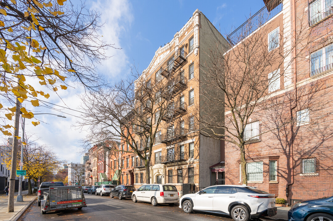 95 S 10th St in Brooklyn, NY - Building Photo