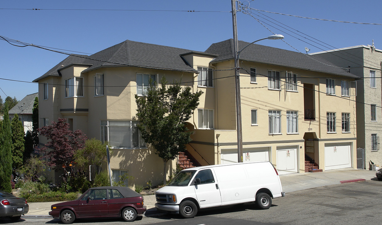 2201 Carroll St in Oakland, CA - Building Photo